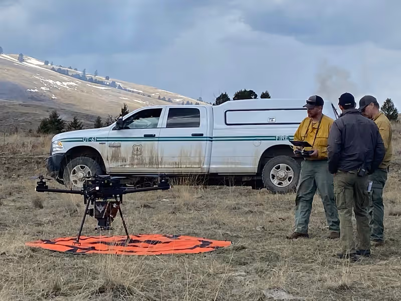 Brigada coordina el despegue de un dron junto a una camioneta de servicio durante un operativo