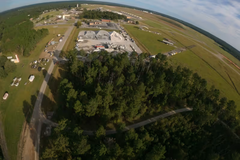 Vista aérea tomada con un dron sobre un complejo de instalaciones con edificios, patios y accesos, como en una inspección preventiva