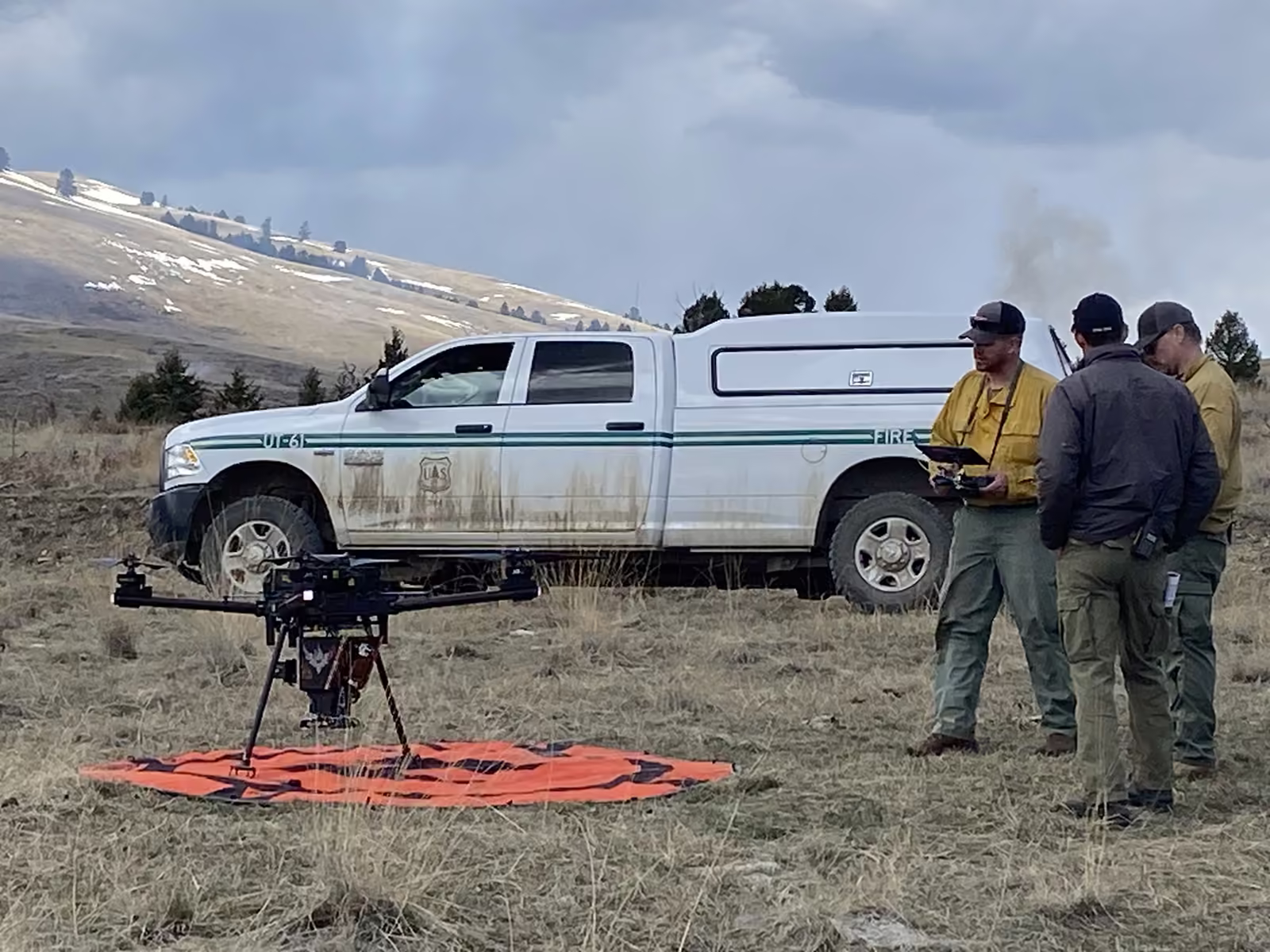 Brigada coordina el despegue de un dron junto a una camioneta de servicio durante un operativo